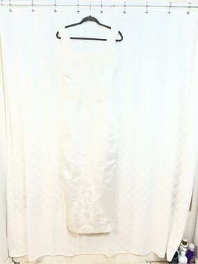Sleeveless White Lace-Embellished Sheath Wedding Dress